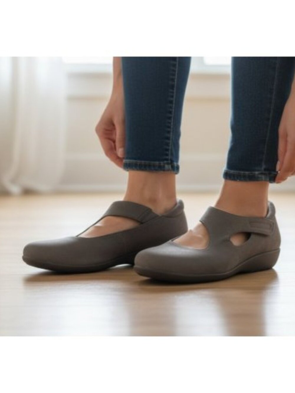 NEW Gray EASY SPIRIT 24-7 Suede Low Wedge Ladies Size 8.5